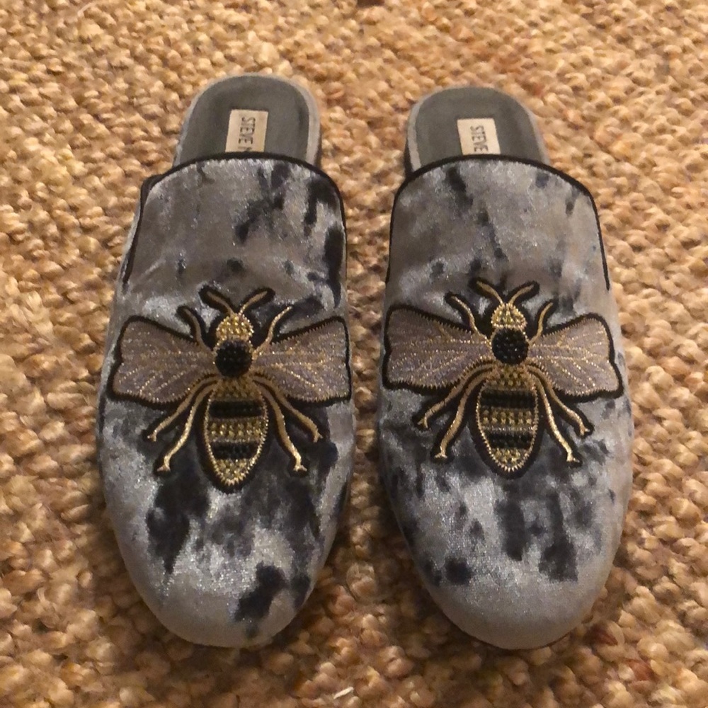 Crushed velvet Steve Madden mules with bumble bee